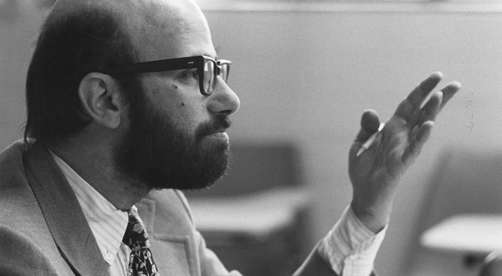 1977年，历史教授艾伦·格林伯格在教室里.