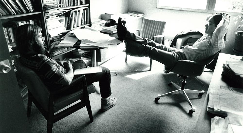 1977年，心理学教授Rick Tsujimoto在办公室与一名学生交谈.